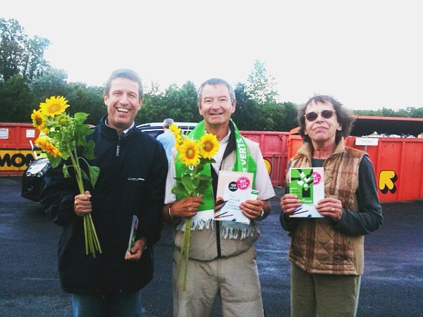 27 août 2011 : présence à la déchetterie de Gland et distribution de tournesols à l'occasion des votations cantonales de septembre. Sur la photo Martial, Patrick et Erika