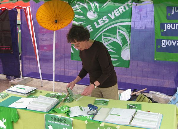23 juillet 2011 : participation de membres du groupe des Verts de Gland au stand des Verts lors du festival Paléo. Ici, Erika contrôle les signatures aux deux initiatives.
