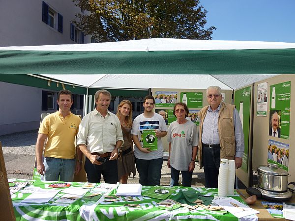 2 octobre 2011 : Stand des Verts de Gland lors du Marché d'automne sur la Grand'Rue. Sur la photo : Martial, Patrick, Célia, David, Erika et Moritz...